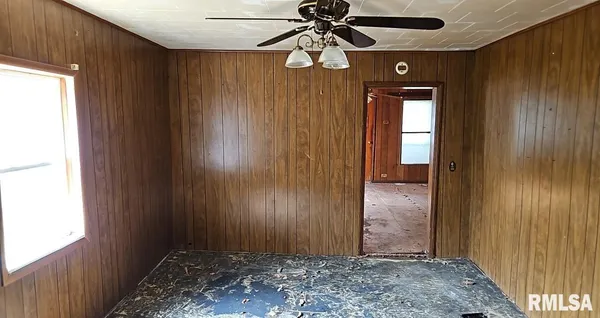 a view of entryway with livingroom