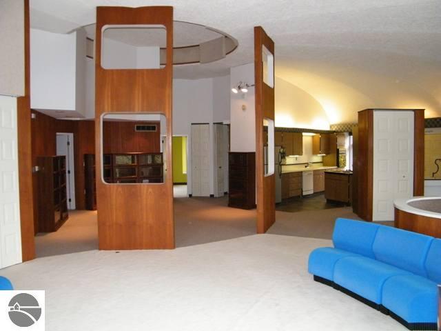 285 McKinley Road West Traverse City, MI 49686 - Photo 5 of 21 1730401-4.JPG