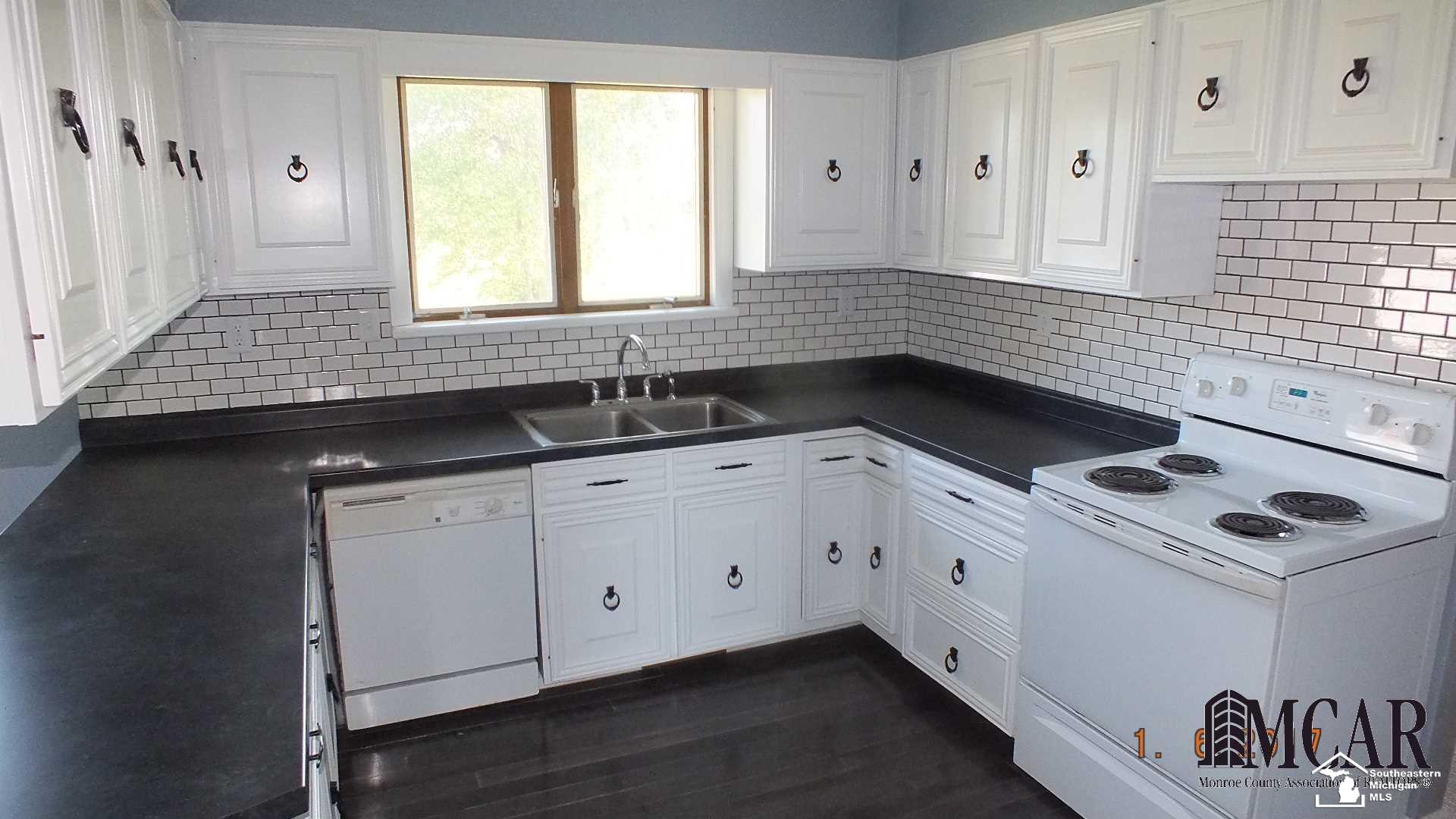13751 South Custer Road Dundee, MI 48131 - Photo 12 of 26 Kitchen