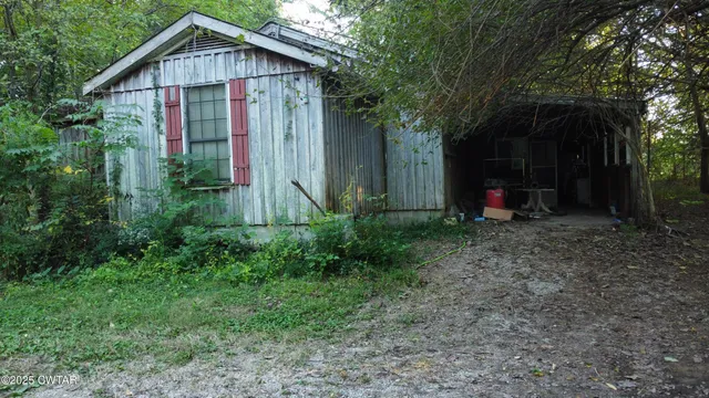 a view of a house with backyard and garden