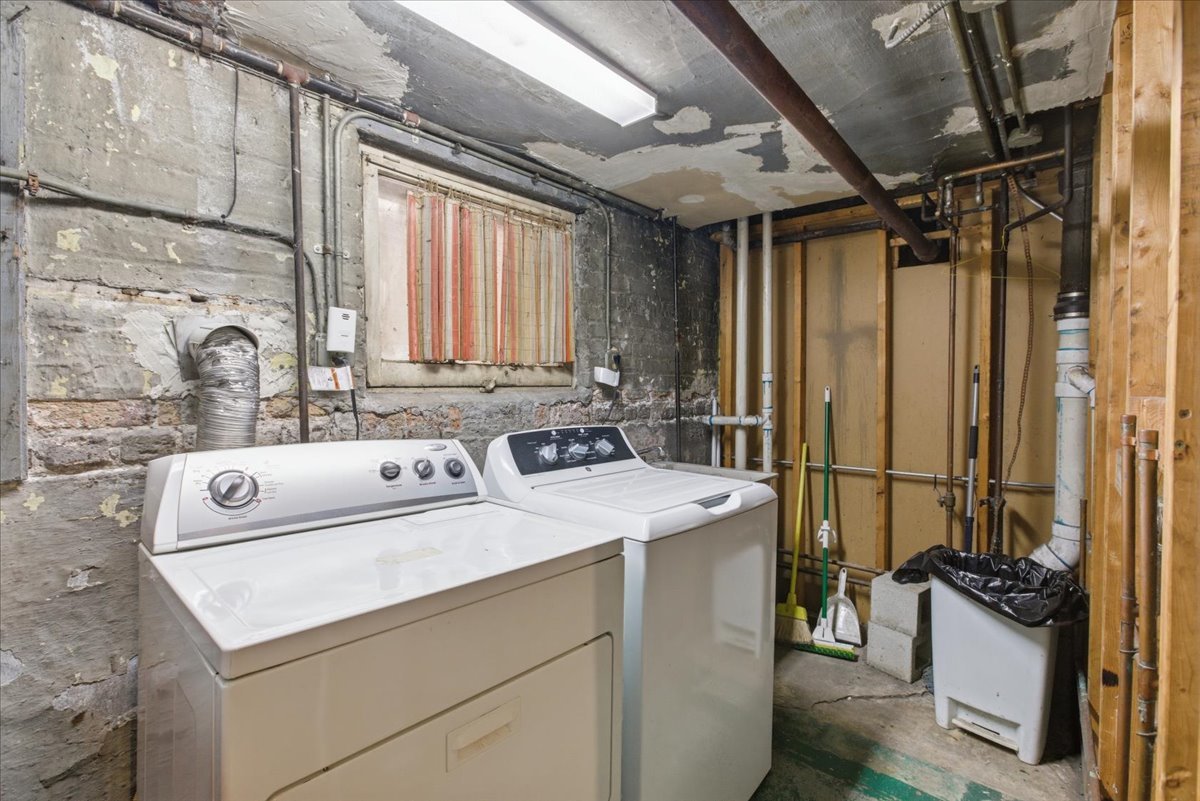2318 West Addison Street Chicago, IL 60618 - Photo 28 of 31 a utility room with dryer and washer