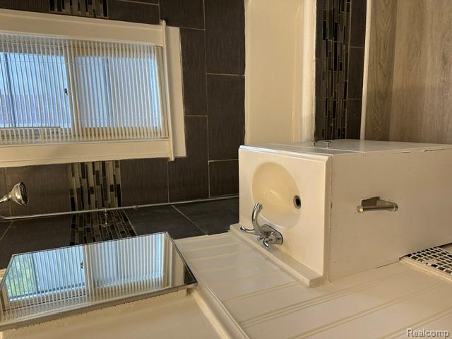 24320 Flower Avenue Eastpointe, MI 48021 - Photo 4 of 29