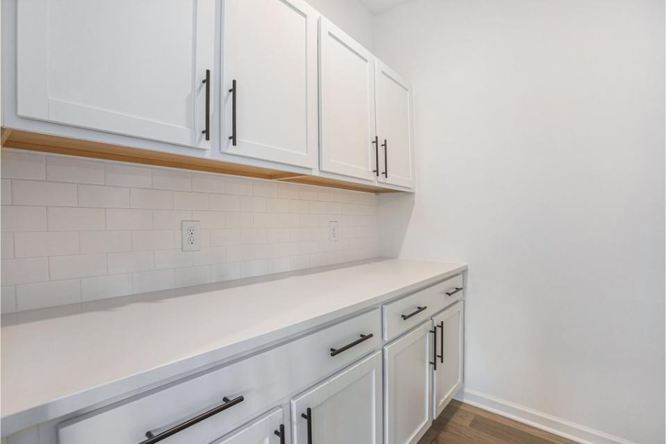 5820 Boxthorn Trail Kalamazoo, MI 49009 - Photo 6 of 36 5-SNV006-T3100 V8.1 Butler Pantry