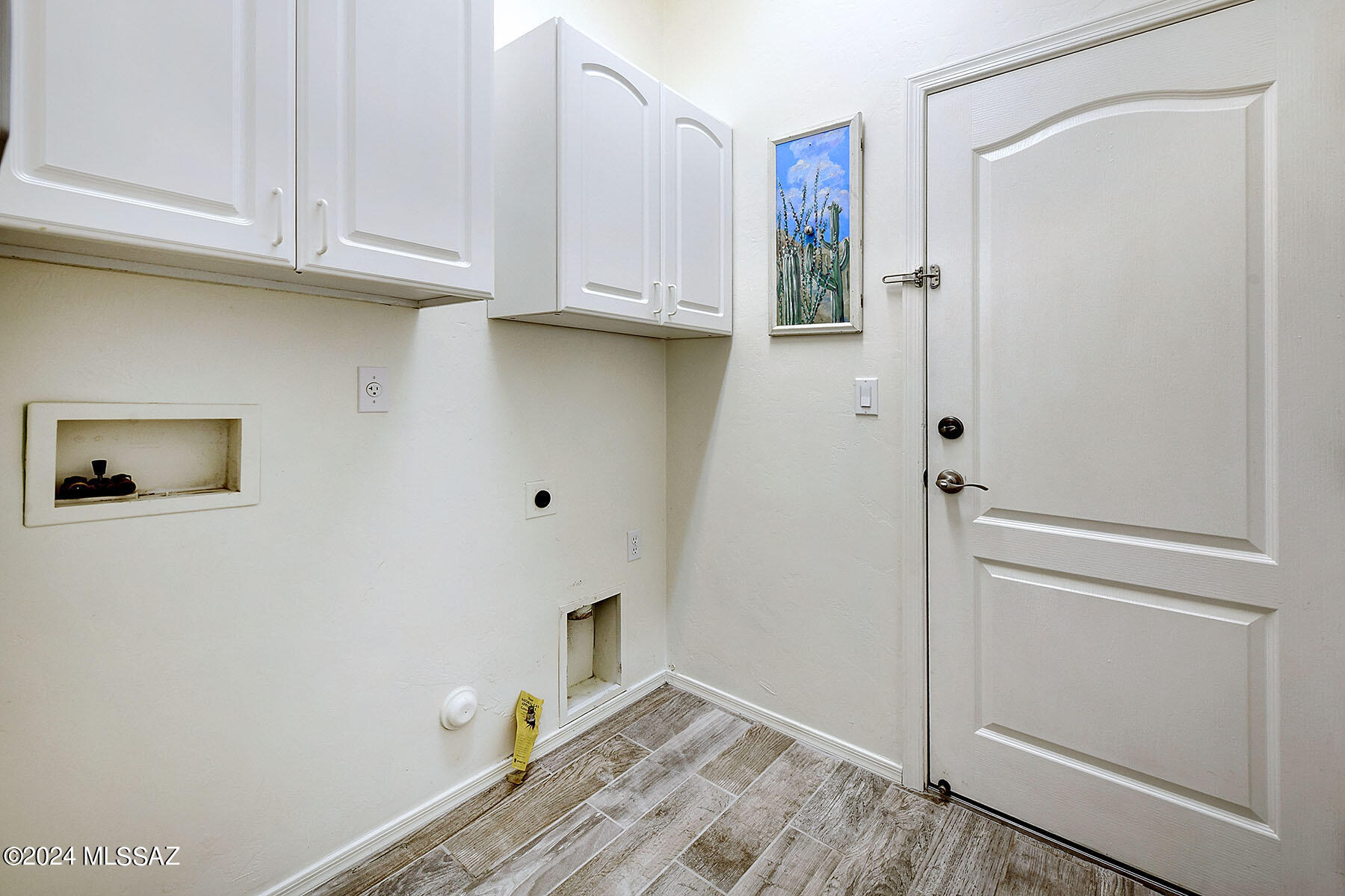 15084 North Pelham Road Tucson, AZ 85739 - Photo 26 of 40 a view of cabinets and wooden floor