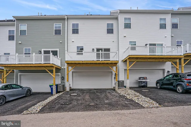 $3,300 | 708 Platinum Drive, Phoenixville, PA 19460