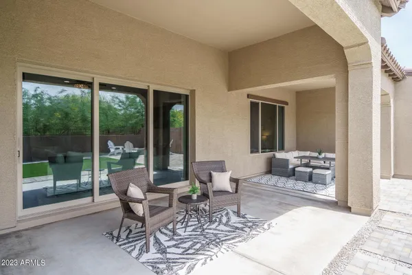 a view of a back yard