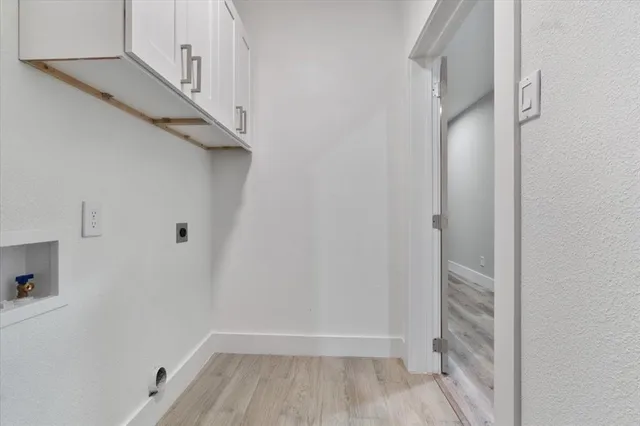 an empty room with closet and a ceiling fan