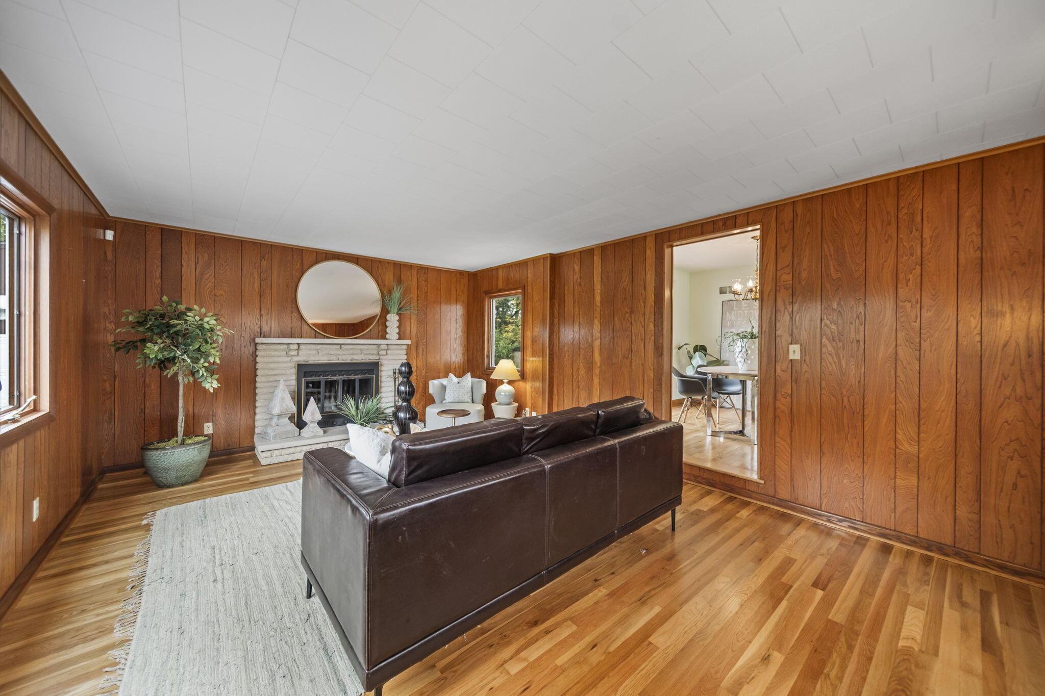 2527 Wickliffe Road Columbus, OH 43221 - Photo 21 of 73 Warm and cozy family room.