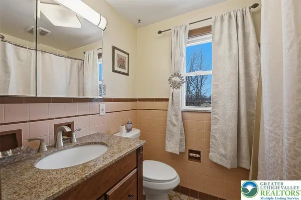 $2,700 | 1390 Oakwood Drive, Bethlehem, PA 18017