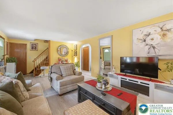 $2,700 | 1390 Oakwood Drive, Bethlehem, PA 18017