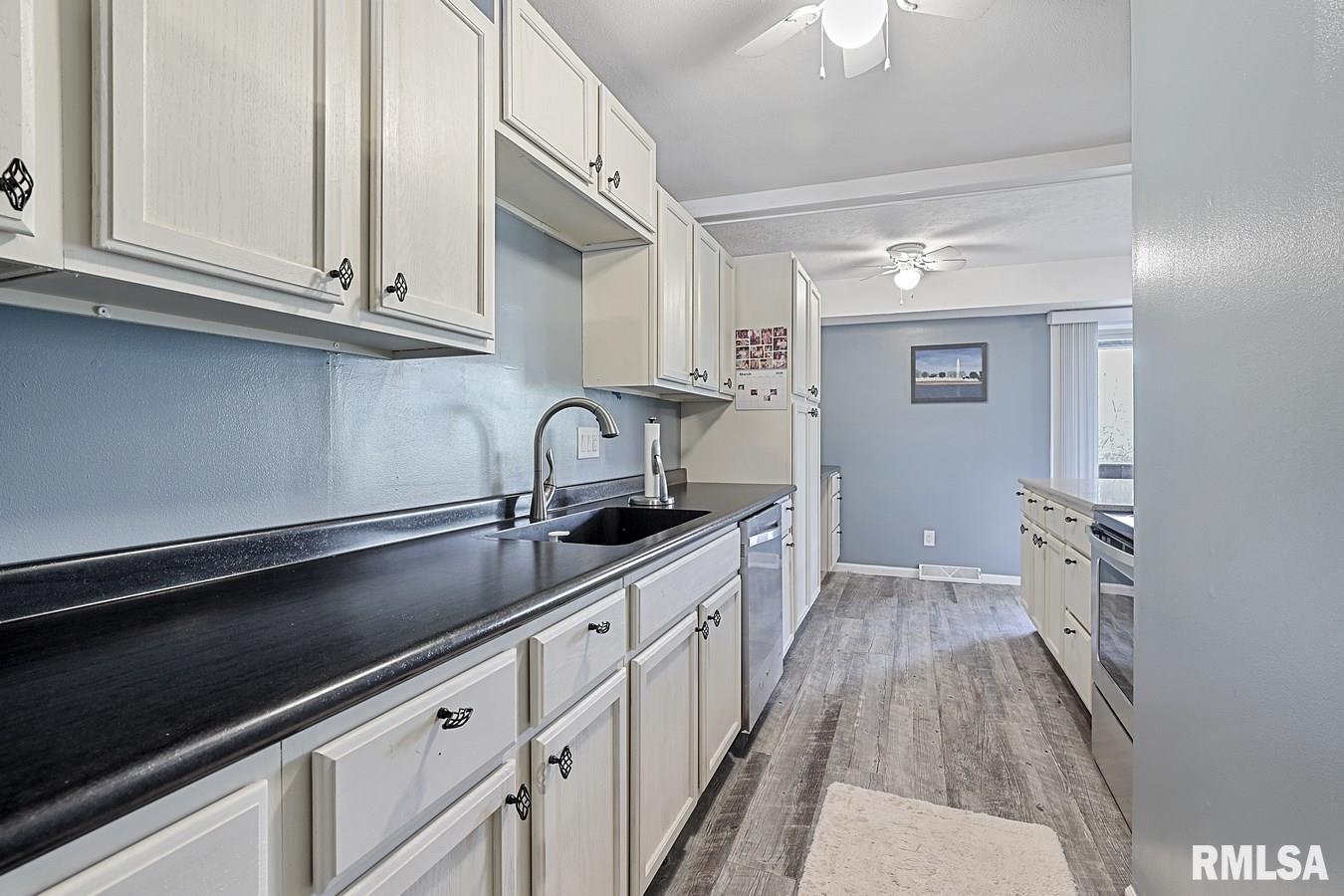 11 Country Place Springfield, IL 62703 - Photo 10 of 23