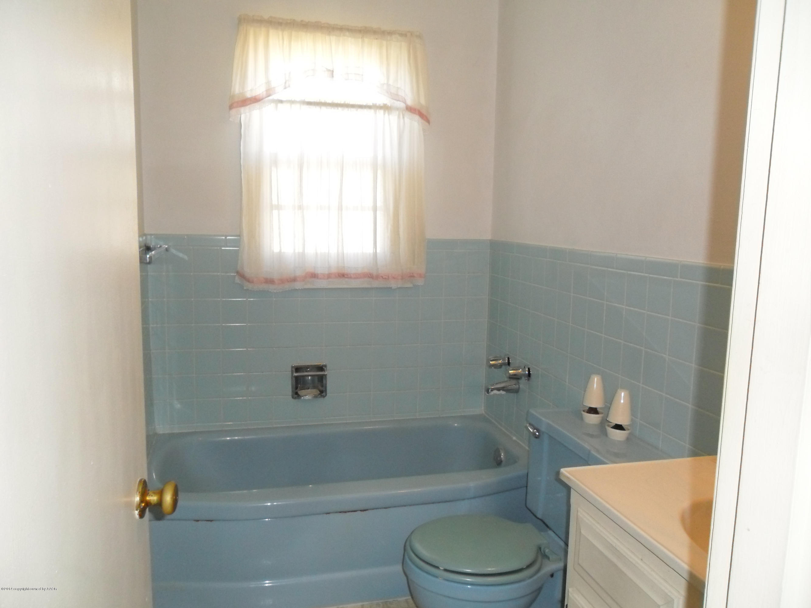 4606 Preston Street Amarillo, TX 79110 - Photo 6 of 10 a bathroom with a toilet a sink and bath tub