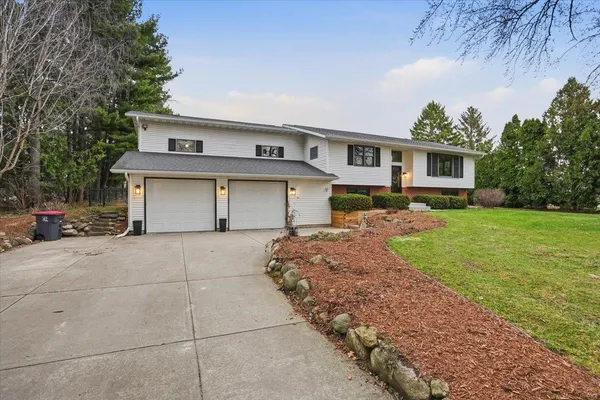 $690,000 | 5566 Mary Lake Road, Waunakee, WI 53597