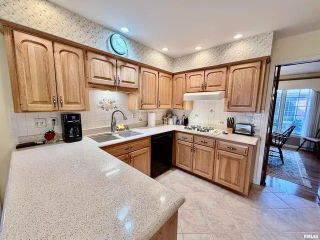 $425,000 | 108 East Coventry Lane, Peoria, IL 61614