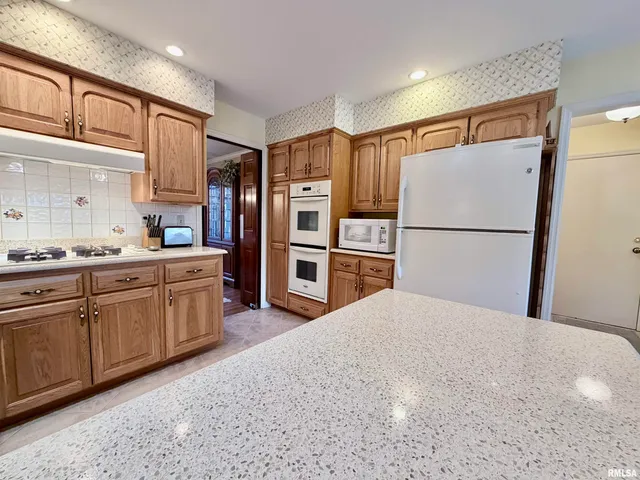 $425,000 | 108 East Coventry Lane, Peoria, IL 61614