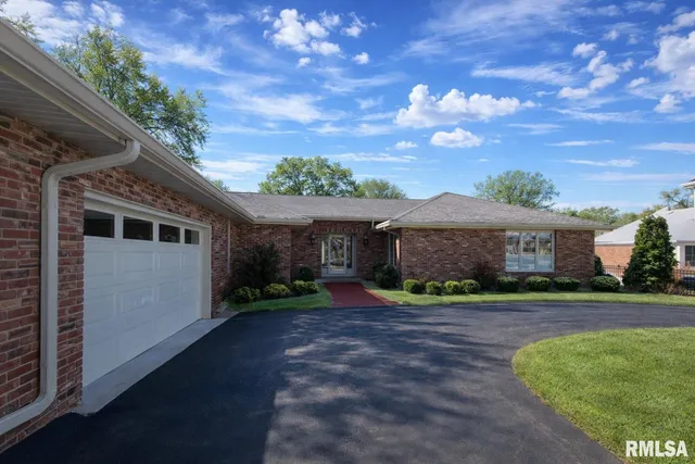 $425,000 | 108 East Coventry Lane, Peoria, IL 61614