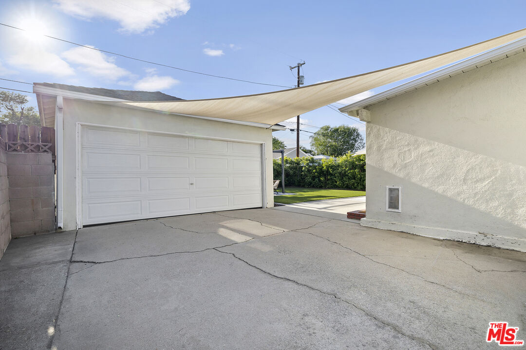 6521 Balcom Avenue Reseda, CA 91335 - Photo 31 of 35 a view of a garage
