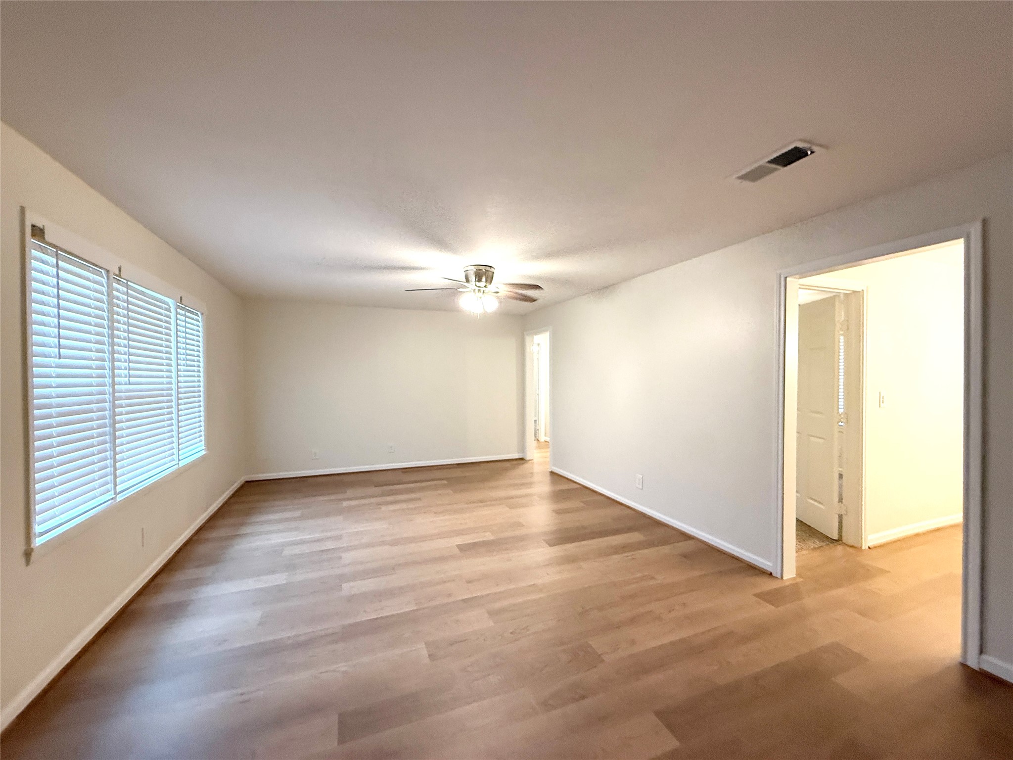 8 Piney Way Angleton, TX 77515 - Photo 2 of 24 Gallery Image 2