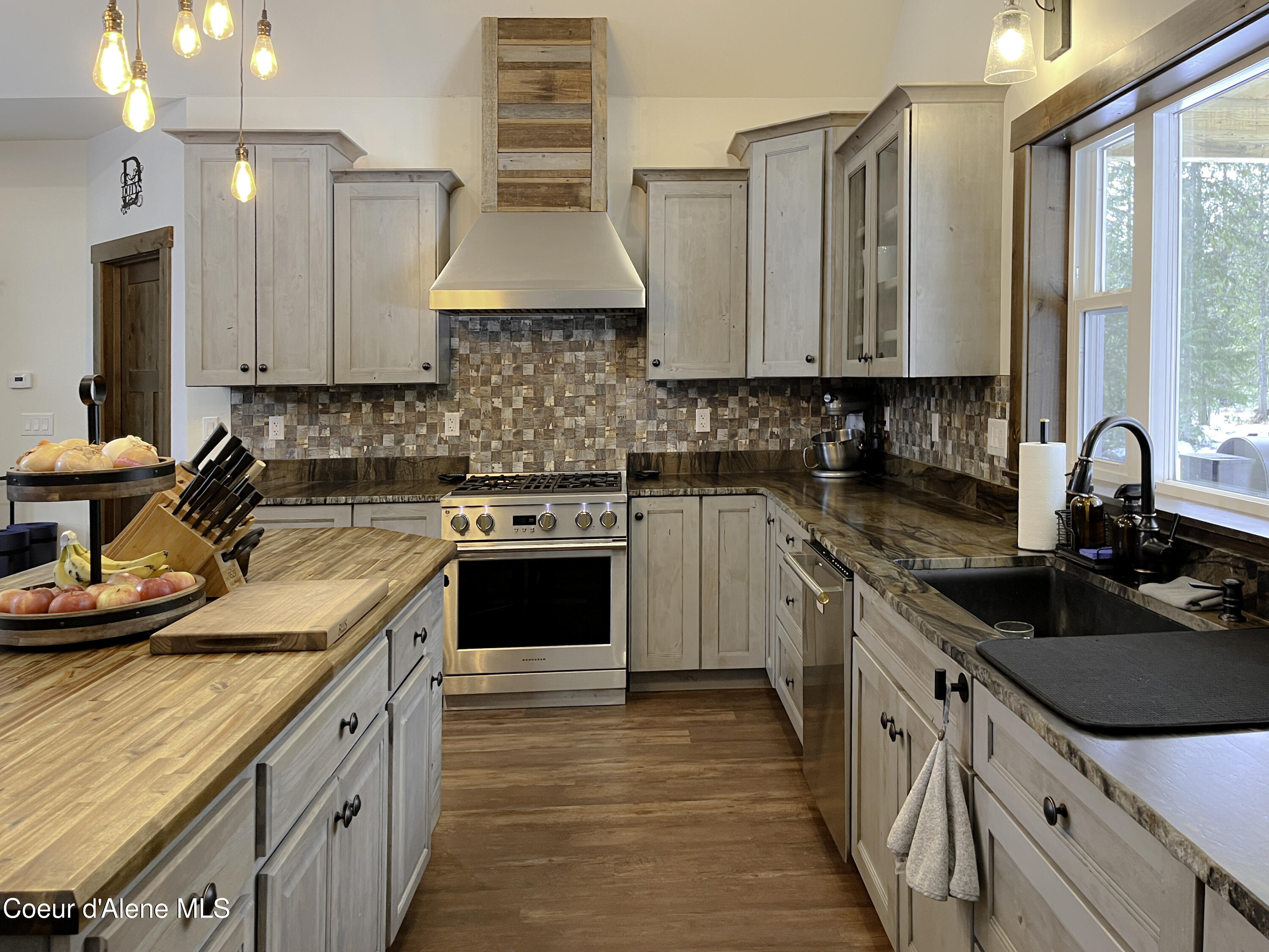 186 Coyote Trail Sandpoint, ID 83864 - Photo 3 of 27 kitchen2