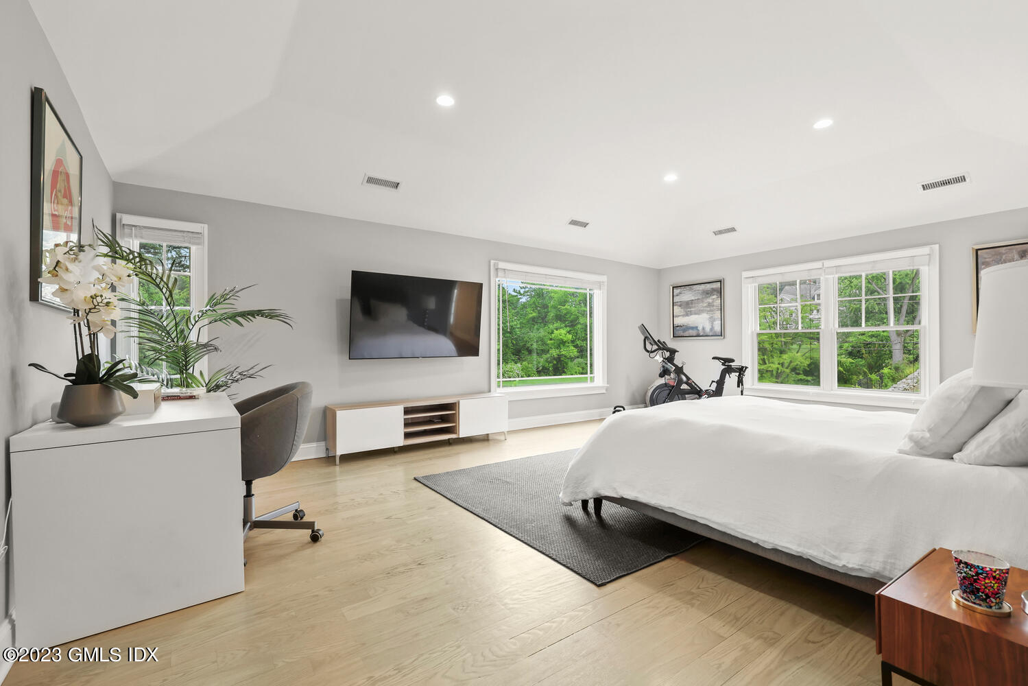 26 Twin Lakes Lane Riverside, CT 06878 - Photo 17 of 38 a spacious bedroom with a large bed and a flat screen tv