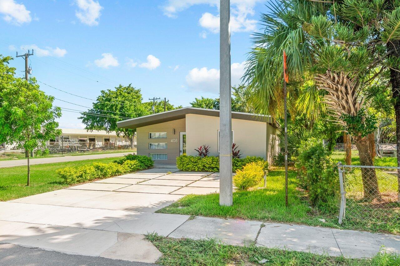 408 Southwest 4th Street Delray Beach, FL 33444 - Photo 2 of 31 a front view of house with yard and green space