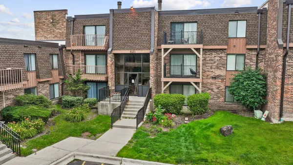 $195,000 | 621 Tralee Court, Unit 3C, Schaumburg, IL 60193