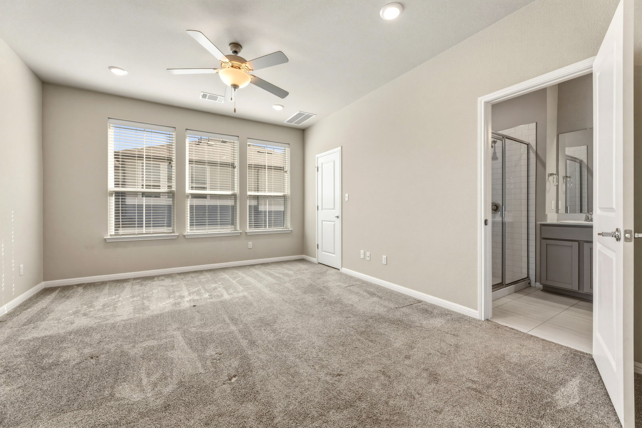 1015 Vista View Drive, Unit 2102 Georgetown, TX 78626 - Photo 19 of 40 an empty room with chandelier fan and windows