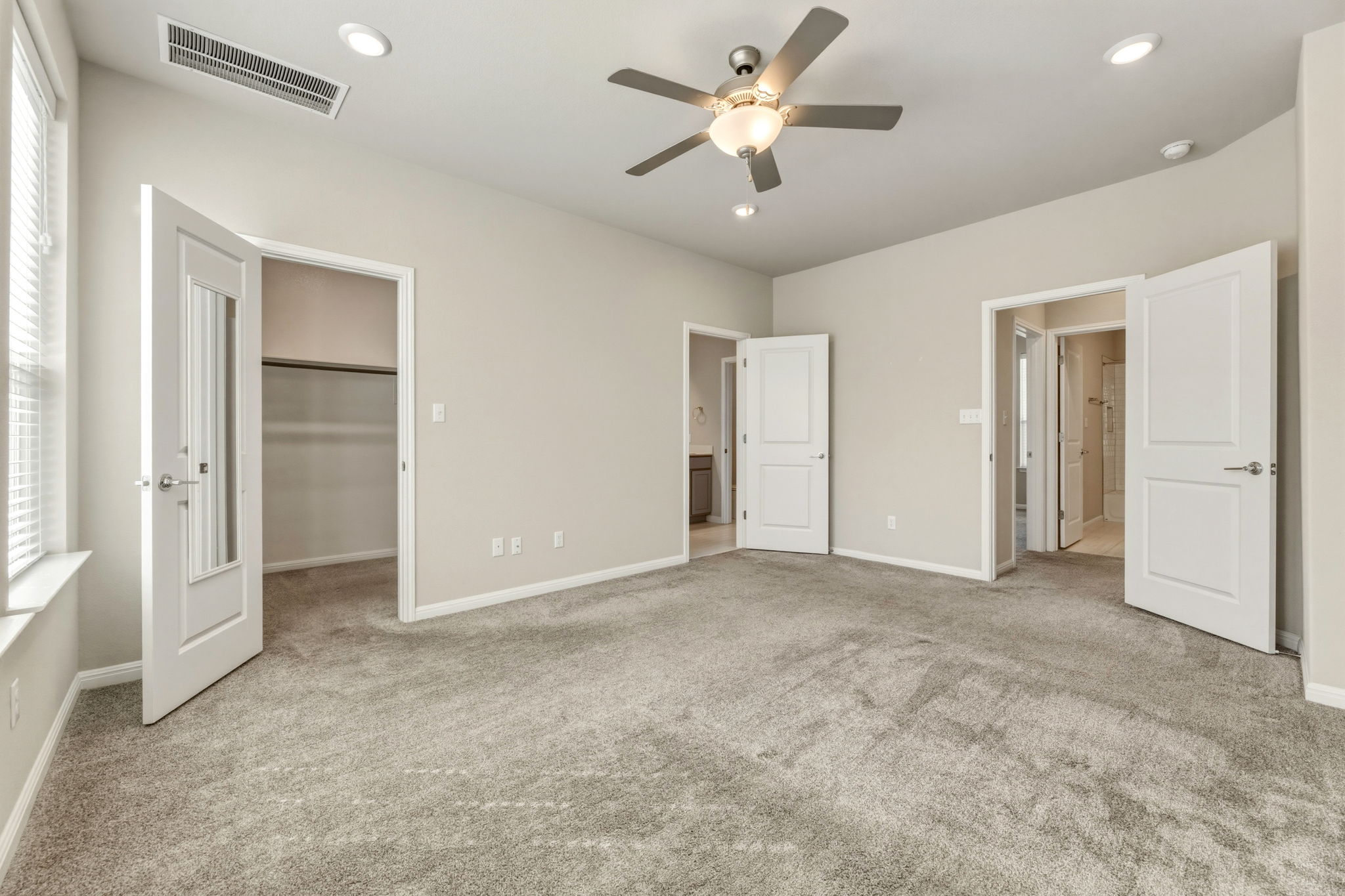 1015 Vista View Drive, Unit 2102 Georgetown, TX 78626 - Photo 21 of 40 an empty room with closet and a ceiling fan
