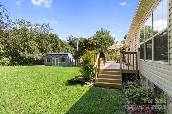a view of a house with a yard