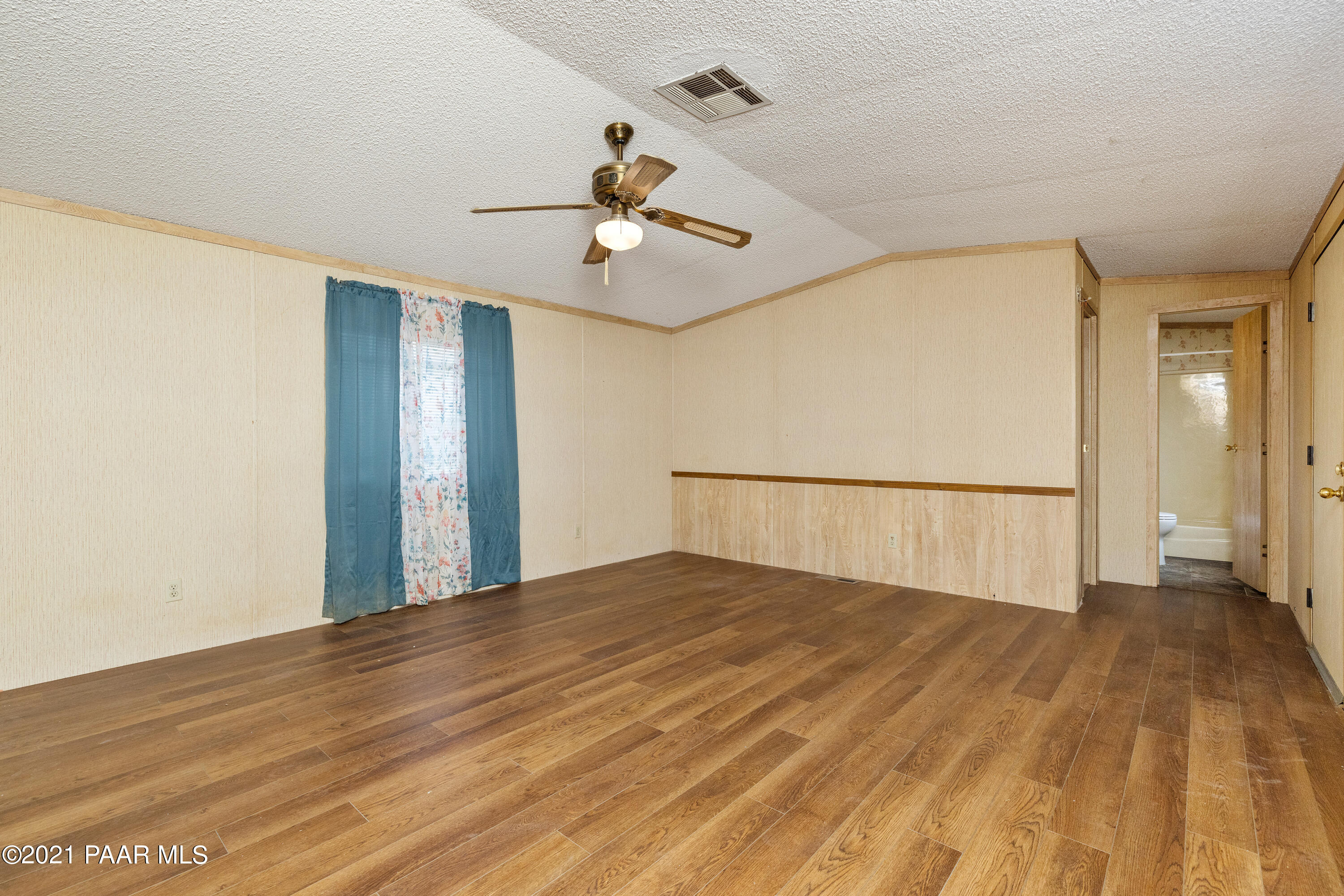 004_Living Room