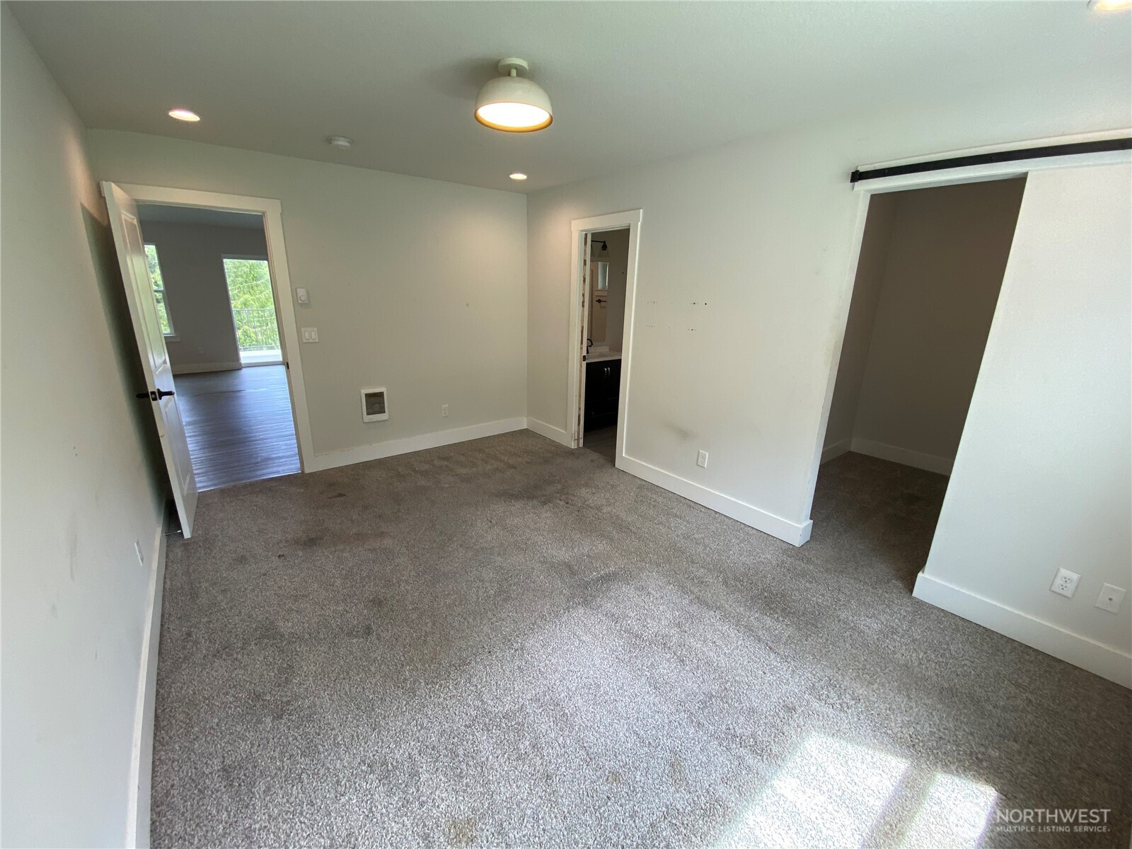 118 Timberline Drive Castle Rock, WA 98611 - Photo 13 of 23 an empty room with mirror and entrance