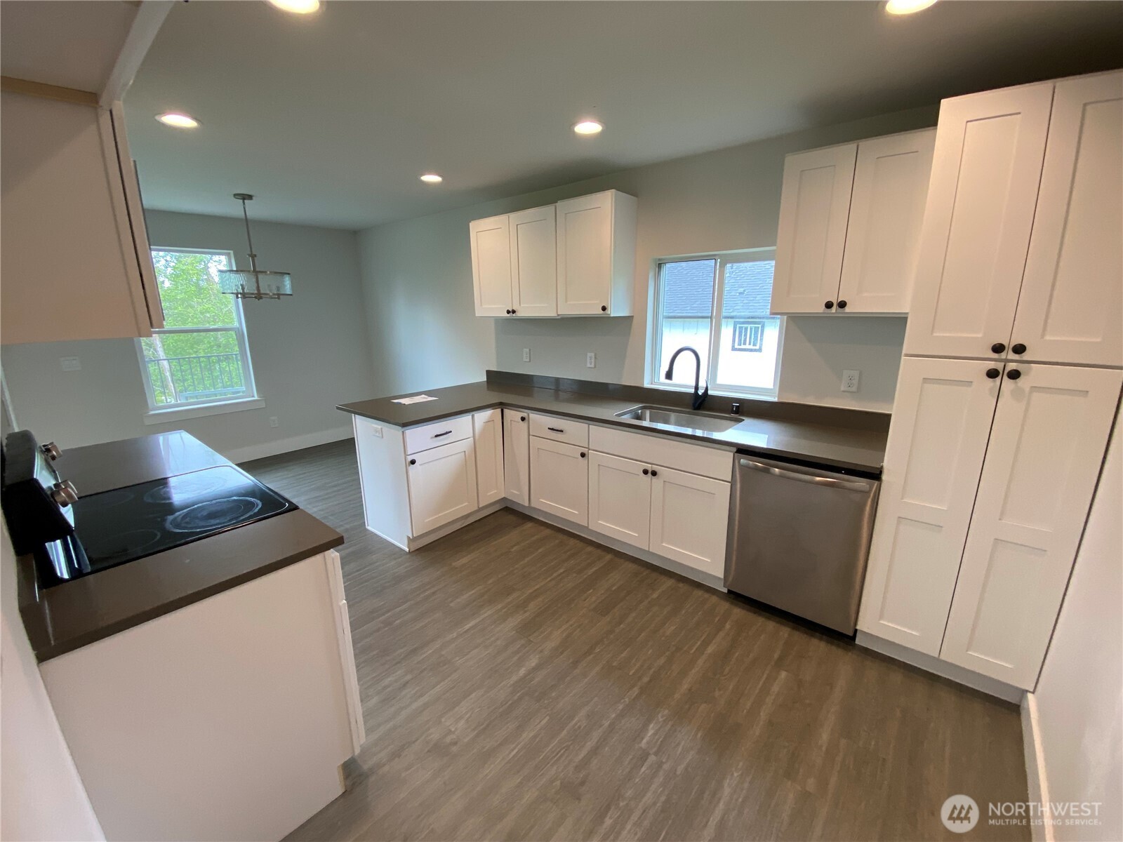 118 Timberline Drive Castle Rock, WA 98611 - Photo 15 of 23 a kitchen with a sink stove and cabinets