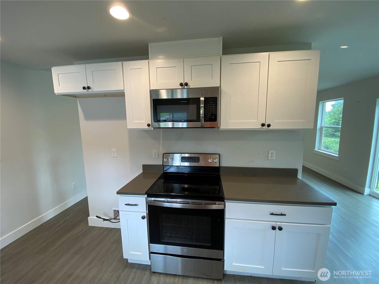 118 Timberline Drive Castle Rock, WA 98611 - Photo 17 of 23 a kitchen with granite countertop white cabinets and black appliances