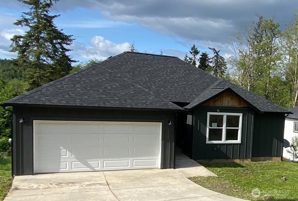 118 Timberline Drive Castle Rock, WA 98611 - Photo 2 of 23 a front view of a house with a yard