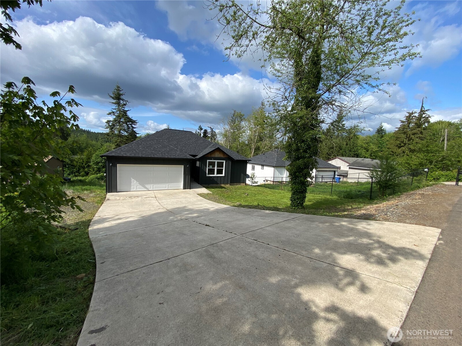118 Timberline Drive Castle Rock, WA 98611 - Photo 3 of 23 a front view of a house with a yard and garage