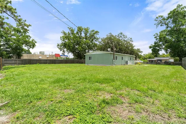 a view of a backyard