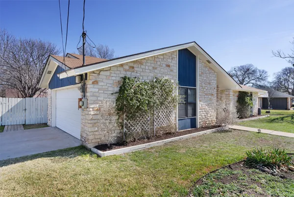 a view of a house with backyard and porch