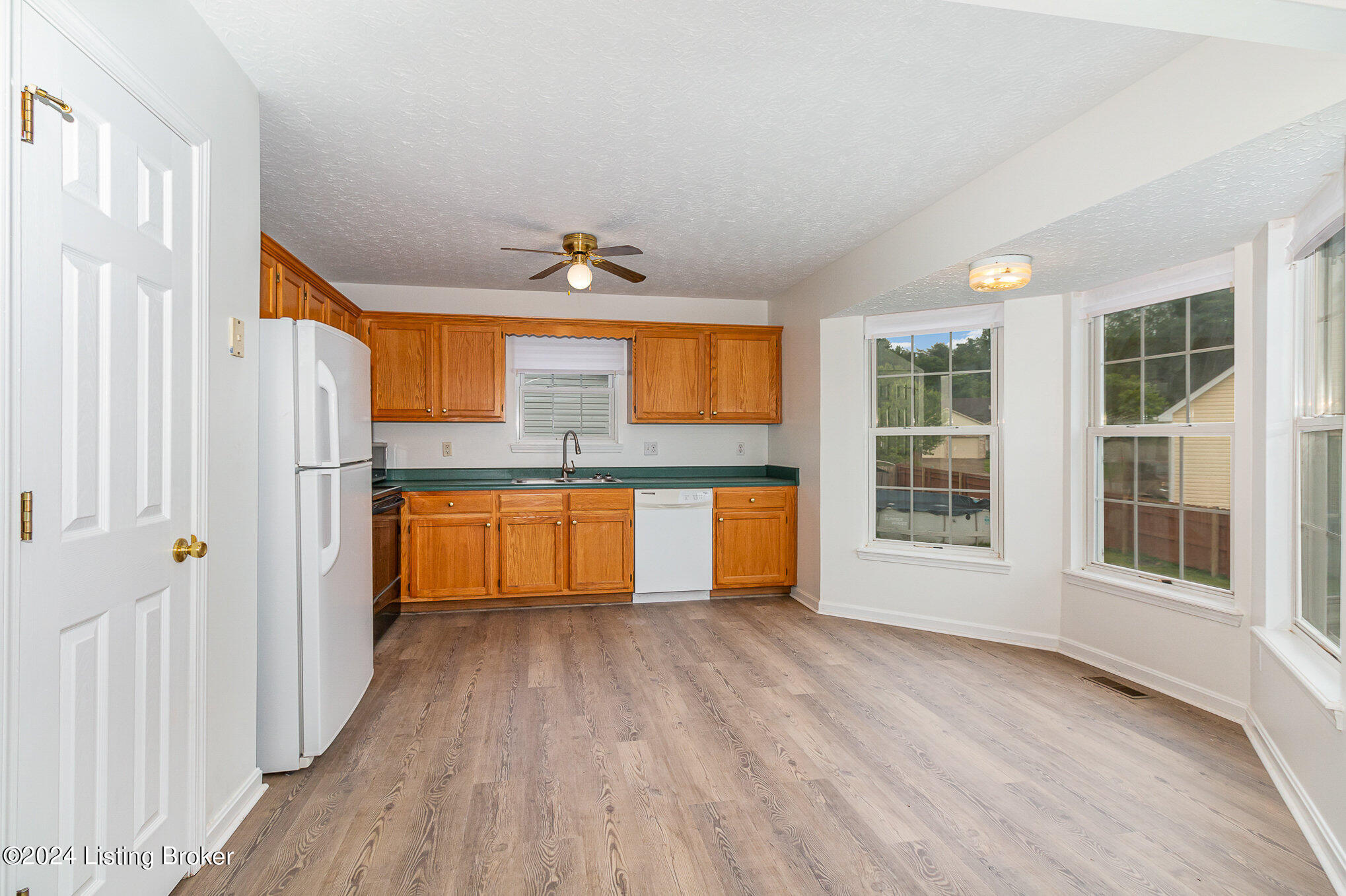 10105 Rod N Reel Road Louisville, KY 40229 - Photo 10 of 28 010_10105_rod_n_reel_rd_48-edit