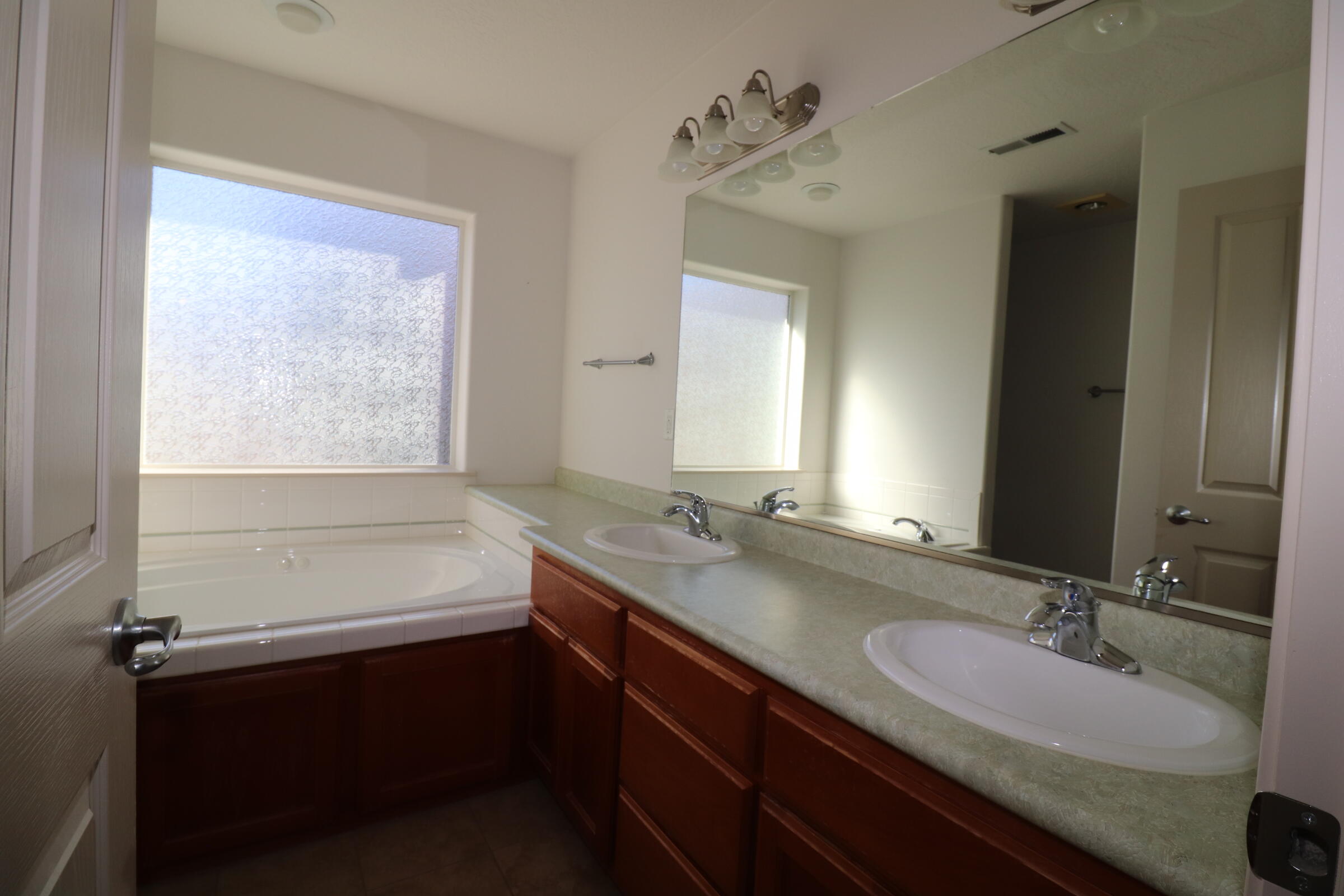 2160 Crestbrook Road, Unit 8 Medford, OR 97504 - Photo 20 of 29 IMG_2505