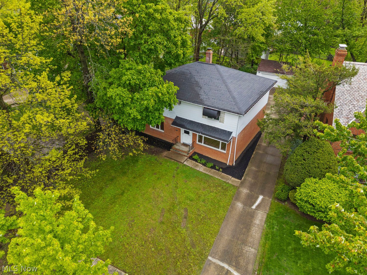 2375 Glendon Road University Heights, OH 44118 - Photo 2 of 50