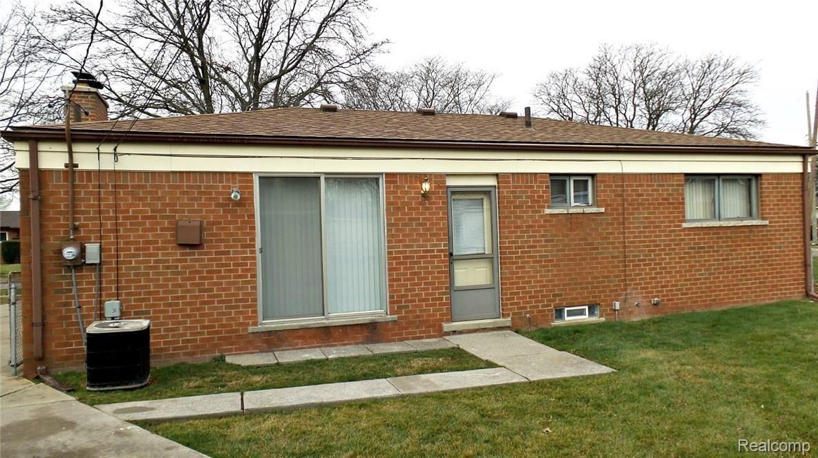 32560 Ridgefield Avenue Warren, MI 48088 - Photo 20 of 21 REAR.jpg