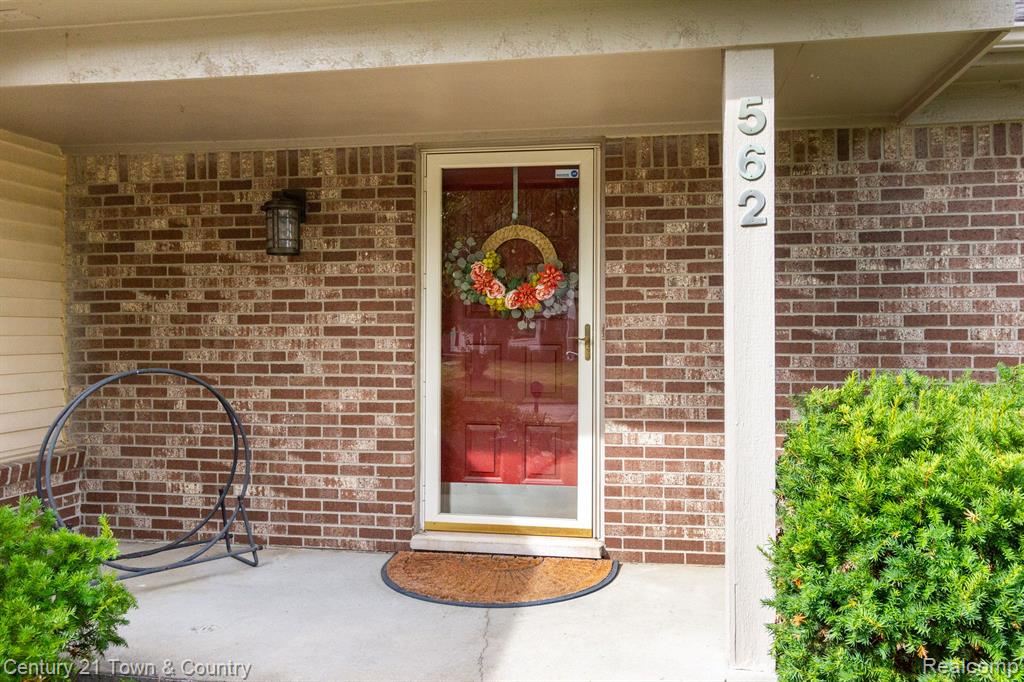 562 Lockport Road Rochester, MI 48307 - Photo 4 of 38