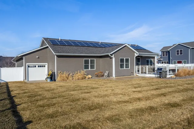 $625,000 | 339 Hillside Drive, Eldridge, IA 52748