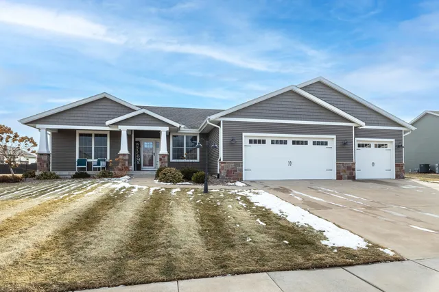 $625,000 | 339 Hillside Drive, Eldridge, IA 52748