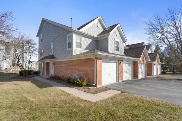 $310,000 | 279 Regal Court, Roselle, IL 60172