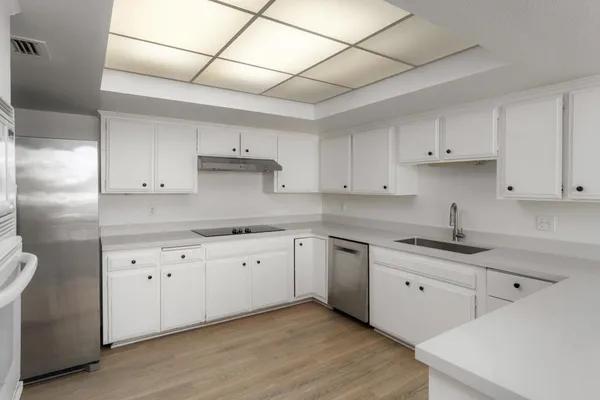 $4,995 | 2420 Torrey Pines Road, Unit B303, La Jolla, CA 92037