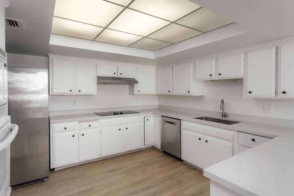 2420 Torrey Pines Road, Unit B303 La Jolla, CA 92037 - Photo 16 of 35