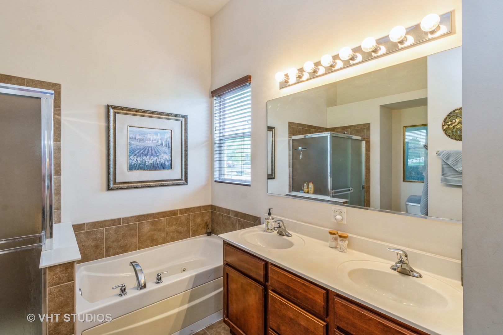 607 Waterford Road Elgin, IL 60124 - Photo 19 of 34 a bathroom with a tub sink and mirror