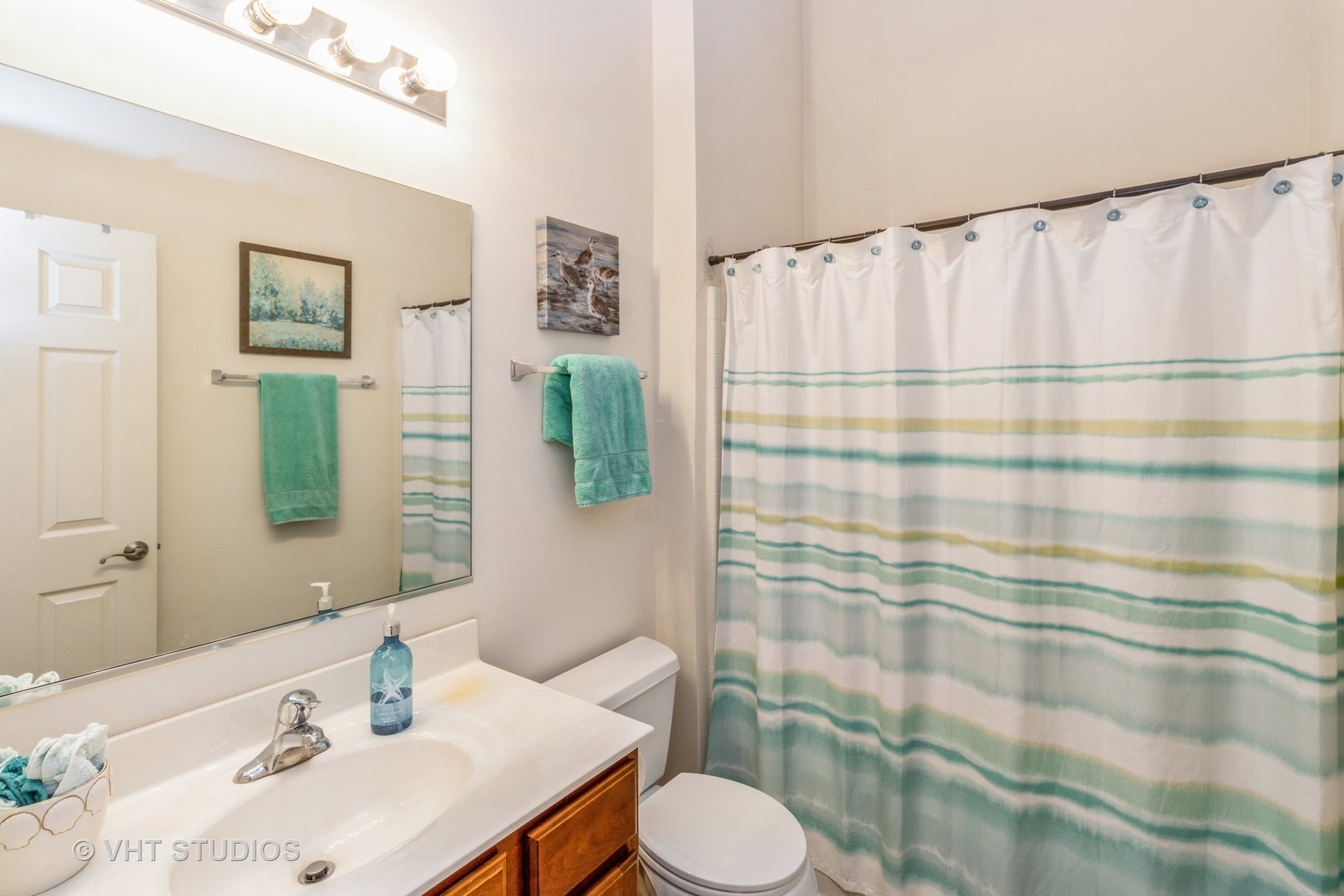 607 Waterford Road Elgin, IL 60124 - Photo 21 of 34 a bathroom with a sink a toilet and shower curtain