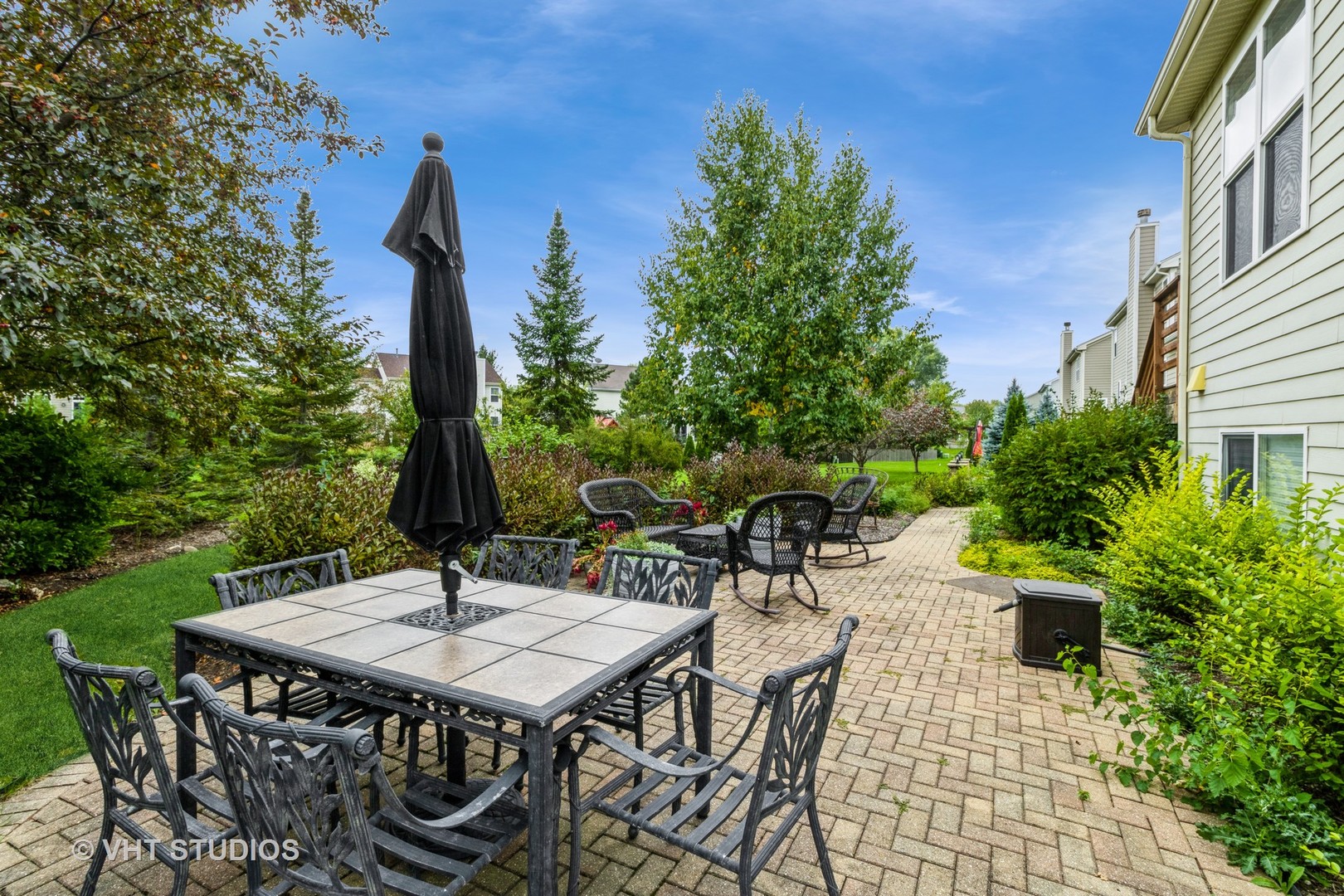 607 Waterford Road Elgin, IL 60124 - Photo 27 of 34 a view of an outside dining space with a table and chairs